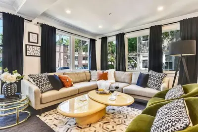 Image de 4br Mid-Century Glam Retreat | Near T