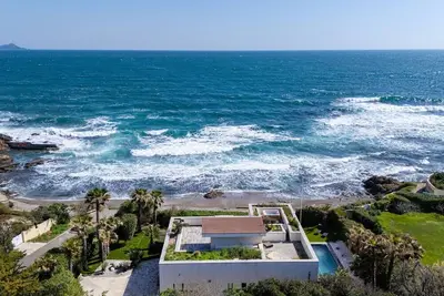 Image de Villa luxe pieds dans l'eau avec piscine et commerces à pied