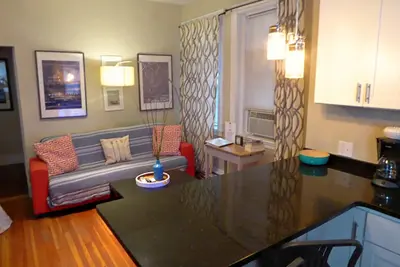Image de Free Parking • Chic 2br North End Apartment. Prime Location.