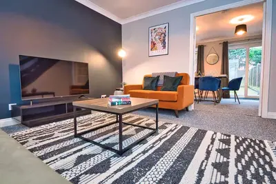 Image de *Sleeps 6* 4 Bedroom House + DriveContractors