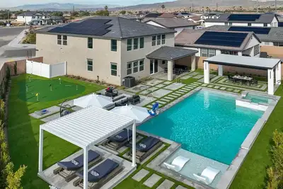 Image de Private Indio escape w/pool, spa, putting green, theater, game room fun & More!