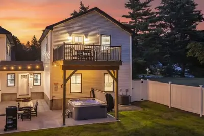 Image de Carriage House: 2026 Full Reno, In Town, Hot Tub, Modern, Fenced Yard, Dogs Ok