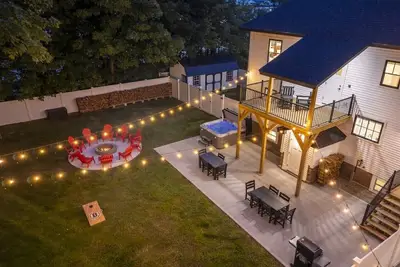 Image de 7 Br Big House: Location! New, Walk to Town, Hot Tub, Dogs, Gm Rm, Fenced Yard