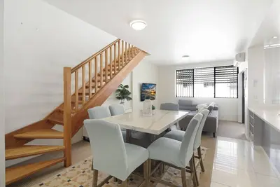 Image de Modern Family Seaside Escape – Stroll to the Water