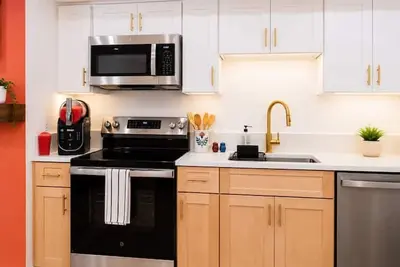 Image de 5br Home, Hot Tub, Private Backyard, Firepit, 2 full kitchens, Sleeps 10