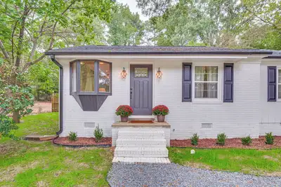 Image de Cute and Cozy cottage with modern upgrades in Cary Downtown