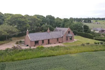 Image de Large house with stunning sea views close to beach. Large enclosed Garden.