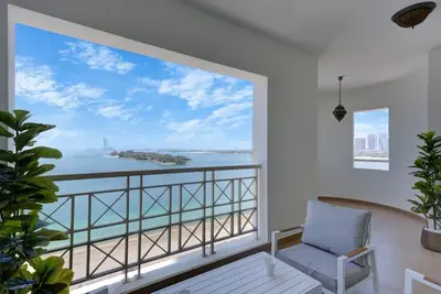 Image de Luxe 2 Bed with Private Beach Access l near Mall