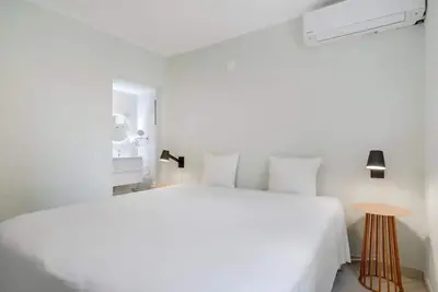 Image de Relax in a Bright Room with Balcony | Free Parking | Caracas Bay - 1 mile
