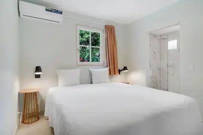 Image de Peaceful Villa Great for Adventures Near Local Attractions | Mambo Beach -5. 5 mi