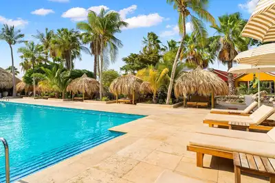 Image de Your Vibrant Retreat with Balcony & Kitchen | Parking Available