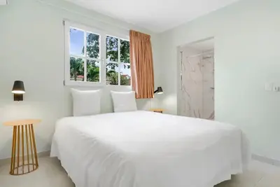 Image de 3 Tranquil Rooms for the Perfect Family Vacation Steps To Jan Thiel Beach