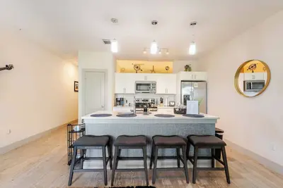 Image de Condo chic avec vue sur la piscine, face à la rivière, parking gratuit, animaux de compagnie bienvenus