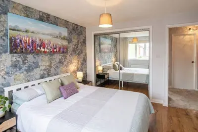 Image de Chambre individuelle à 3 lits - 3 salles de bain - Stationnement - Calme