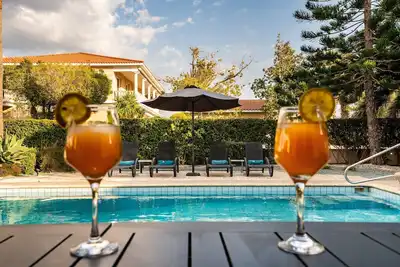 Image de Private pool villa – walk to Coral Bay beach & restaurants, sleeps 6