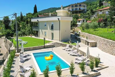 Image de 3 bedroom beautiful apartment in Lovran