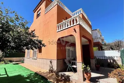 Image de Villa 250 Meters From The Beach. 3-Story House With 4 Bedrooms And A Garden