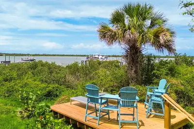 Image de Pelican's Perch Cottage - New & Modern In Perfect Location w/ Waterfront Deck