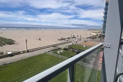 Image de Downtown Oceanfront Seaside Retreat | • King Suite • Sleeps 4