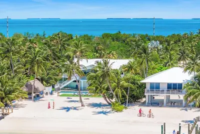 Image de Beachfront Estate - Two Villas / Heated Pools / Docks / Dolphin & Mahi Key
