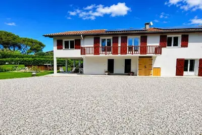 Image de Appartement spacieux, extérieur et piscine entre mer et montagne