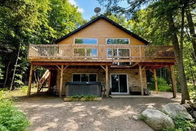 Image de Chalet Moderne en Forêt avec Jacuzzi