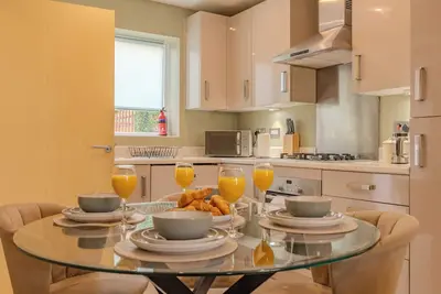 Image de Gemstone Emerald - CoopLIVE - Etihad -Free Parking