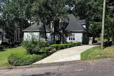 Image de Spacious Coastal Getaway Pools & Golf Access