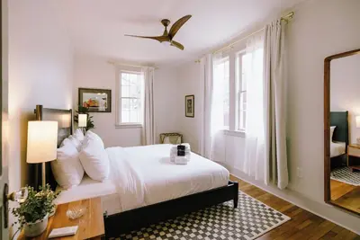 Image de Historic fully renovated bungalow duplex with a grill and fire pit in the backyard, ample parking, and steps from coffee shops and restaurants.