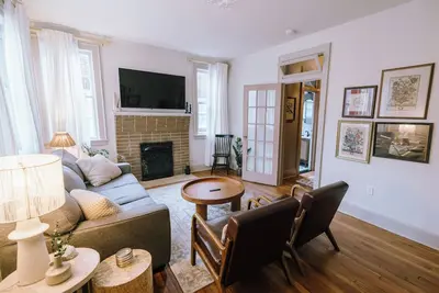 Image de Charming one bedroom nestled in a classic brick duplex in Columbia's historic Cottontown Bellevue District. One block from coffee shops and restaurants.