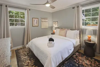 Image de Lovingly renovated duplex steps away from coffee shops and restaurants in Columbia's Historic Cottontown Neighborhood.