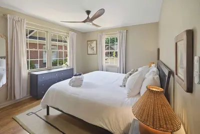 Image de Classic brick duplex in Columbia's historic Cottontown Bellevue District - just under a mile from the city center and steps away from coffee shops and restaurants.
