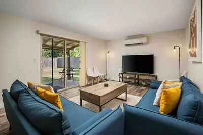 Image de Freshly Updated Duplex with Fenced Yard | Pet Friendly & Perfect for Families, Close to Everything