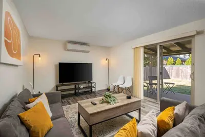 Image de Freshly Updated Duplex with Fenced Yard | Pet-Friendly & Perfect for Families, Close to Everything