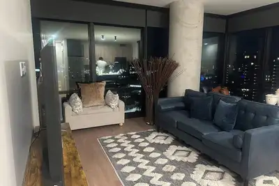 Image de Upscale Cozy 1-brm condo w/skyline view in downtown Cleveland