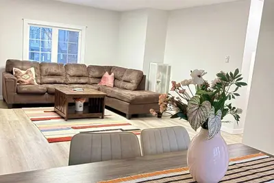 Image de 3 chambres moderne près de Long Lake, à quelques minutes du centre-ville