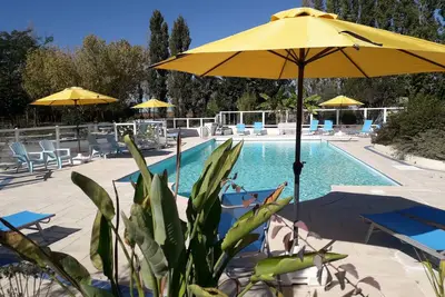 Image de Dans le Marais Poitevin proche La Rochelle et plages. Piscine-jeux-parc ombragé