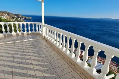 Image de Vacation rental with a wonderful view of the bays of Roses and Canyelles