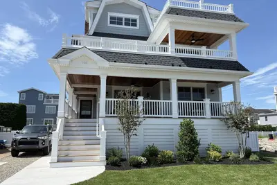 Image de Spacious 7-bedroom home in Avalon perfect for families, with pool & hot tub.