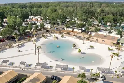 Image de Mobil-home Premium 6 personnes avec piscine partagée, terrasse privée et climatisation