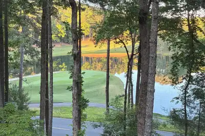 Image de Spacious 3-bedroom townhome overlooking Lake Sconti and golf course in Big Canoe