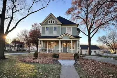 Image de The Vivian | Restored Victorian Home Premium Stay