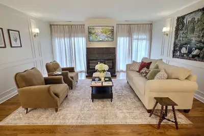 Image de Elegant Historic Duplex in Old Town • Lincoln Park