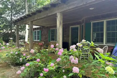 Image de Leland Cottage Walkable to Beach & Town