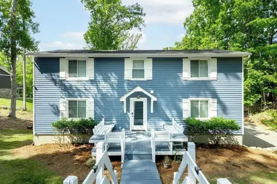 Image de Lakeside Haven! Sml Home with Private Boat Dock, Gym, Firepit and Beach!