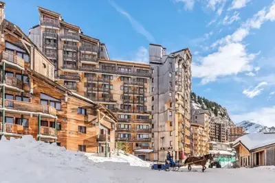Image de Studio 5 personnes skis aux pieds vue montagne