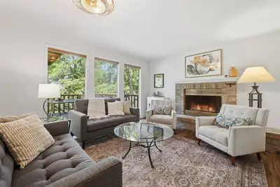Image de Spacious Foothills Retreat | Fire Pit | Horizon Views | Ping Pong | Gym Space | Minutes to Downtown