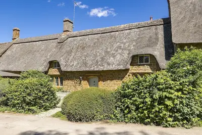 Image de A stunning dog friendly Cotswold thatched cottage - The Green
