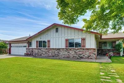 Image de 2-Unit Family Combo, Walk to Downtown Sequim!