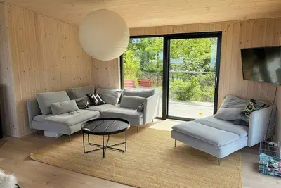 Image de Vue sur l'eau et sauna extérieur sur un terrain naturel